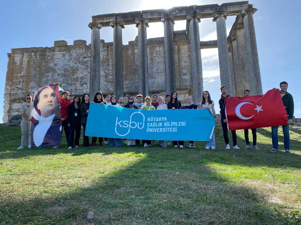 Üniversitemizde faaliyet gösteren Sağlıkta İnovasyon ve Radyo Topluluğu öğrencileri 27 Ekim 2023 tarihinde Kütahya- Çavdarhisar Aizanoi Antik Kentine kültürel gezi düzenledi.