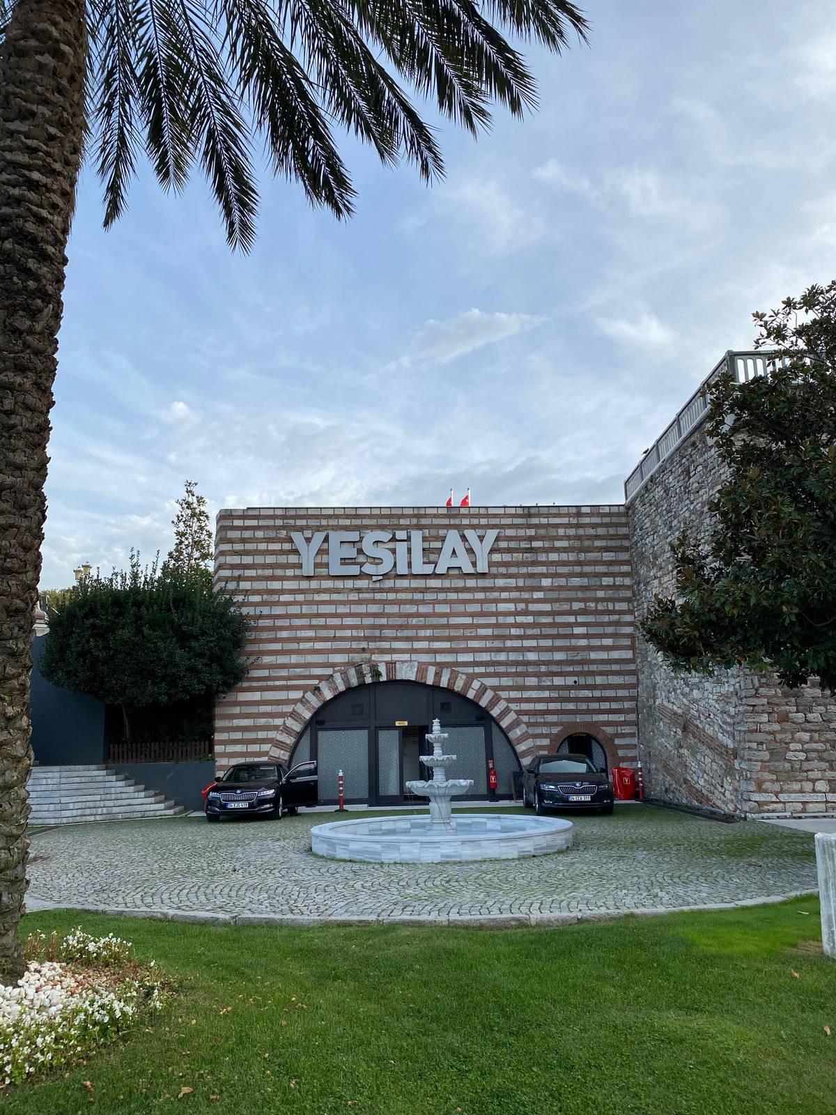 Kütahya Sağlık Bilimleri Üniversitesi Genç Yeşilay Topluluğu öğrencileri İstanbul Sepetçiler Kasrındaki Yeşilay Genel Merkezine teknik gezi düzenledi.