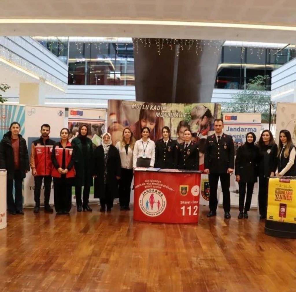 25 Kasım Kadına Yönelik Şiddetle Uluslararası Mücadele Günü kapsamında Ebelik Topluluğu tarafından Sera Alışveriş Merkezinde bilgilendirme standı kuruldu ve broşür dağıtıldı.