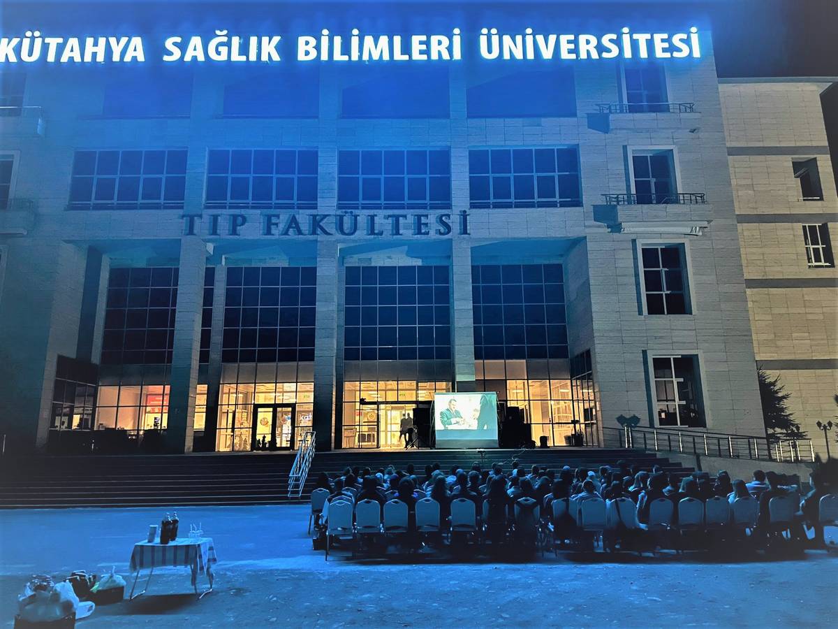 Tıp Öğrencileri Birliği Topluluğu Tarafından Açık Hava Sinema Etkinliği Gerçekleştirildi.
