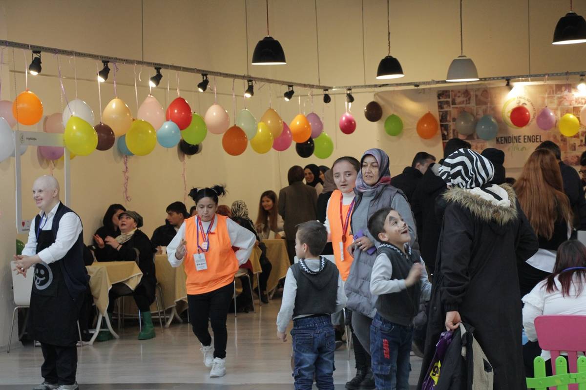 3 Aralık Dünya Engelliler Günü Farkındalık Etkinliği Engelsiz Hayat Topluluğu tarafından Sera AVM de gerçekleştirildi.