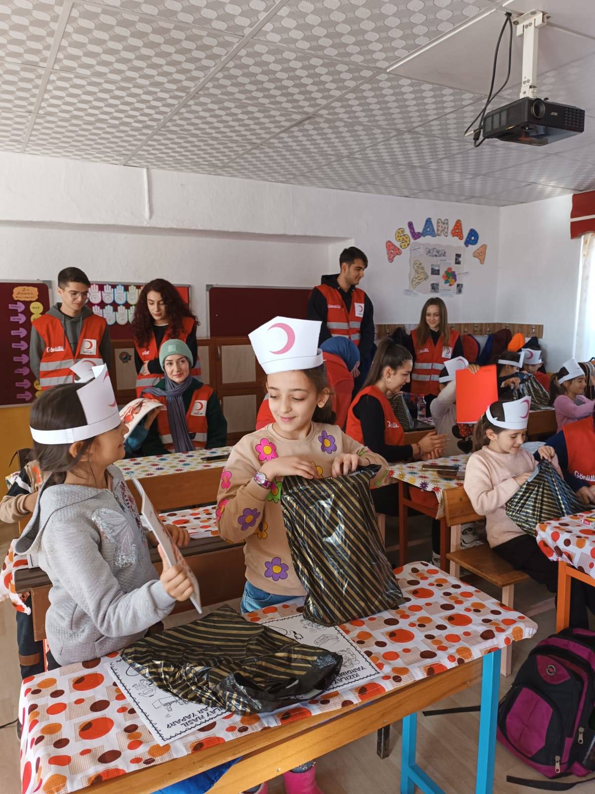 Genç Kızılay Topluluğundan Aslanapa Adaköy İlkokul öğrencilerine kırtasiye yardımı yapıldı