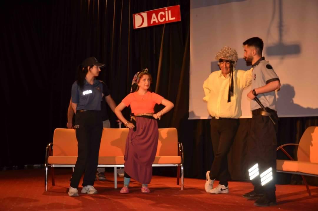 Tiyatro Topluluğu öğrencilerinden Acil Servis isimli oyun sahnelendi.
