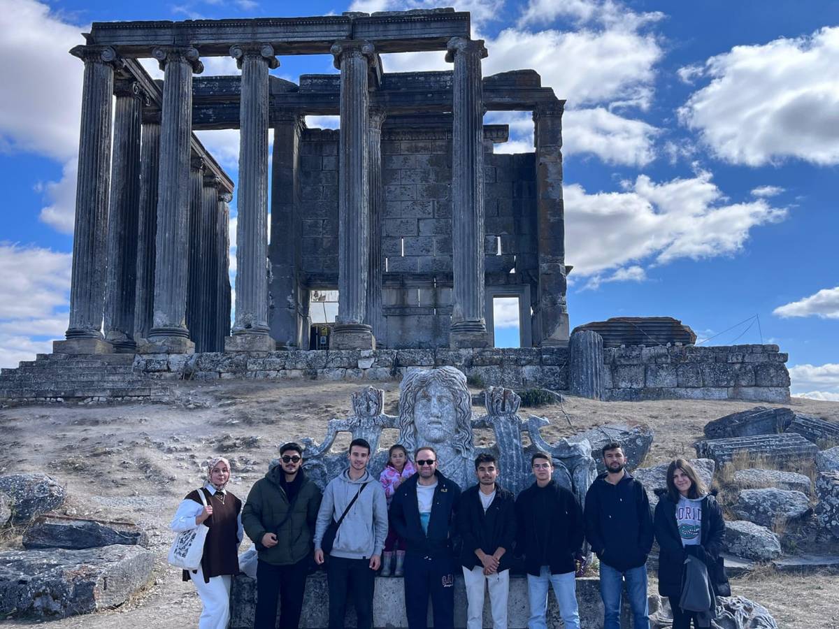 Fiziksel Aktivite ve Spor Topluluğu Öğrencilerinden Aizanoi Antik Kenti ne Kültürel Gezi