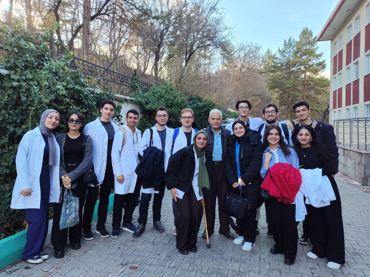 Tıbbiyeli Altruistlerden Huzurevine Ziyaret