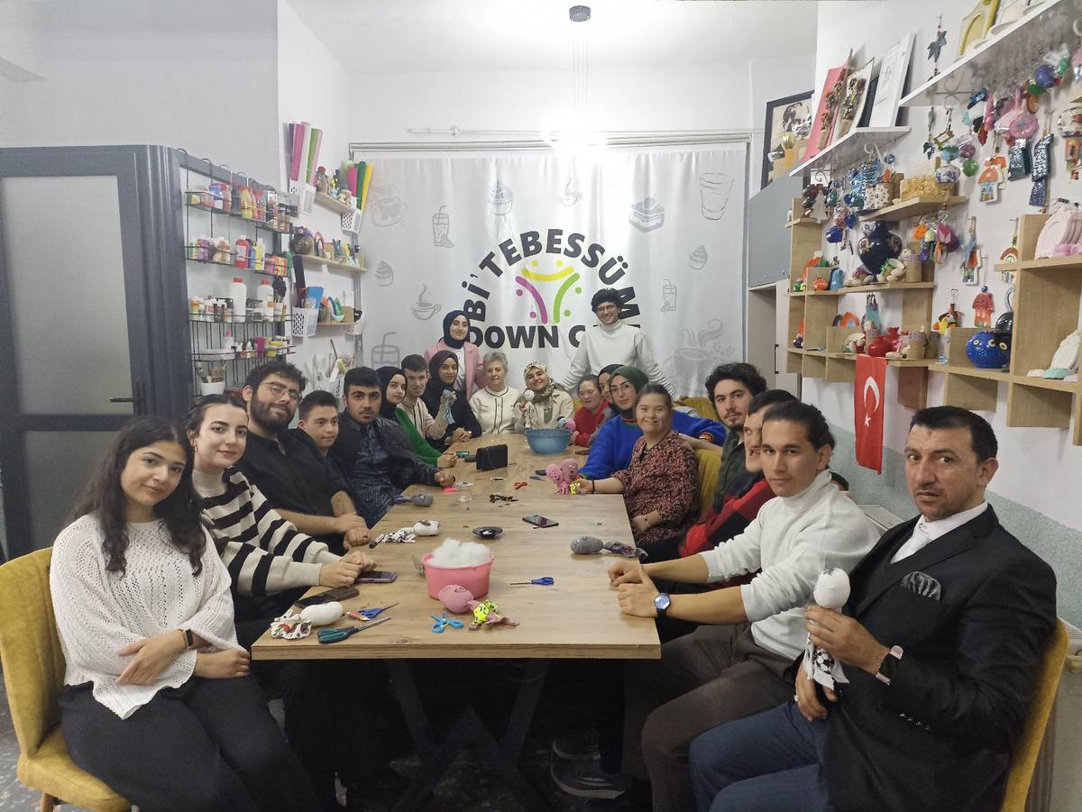 Düşünce ve Sanat Topluluğu Öğrencilerinden Down Cafeye Ziyaret