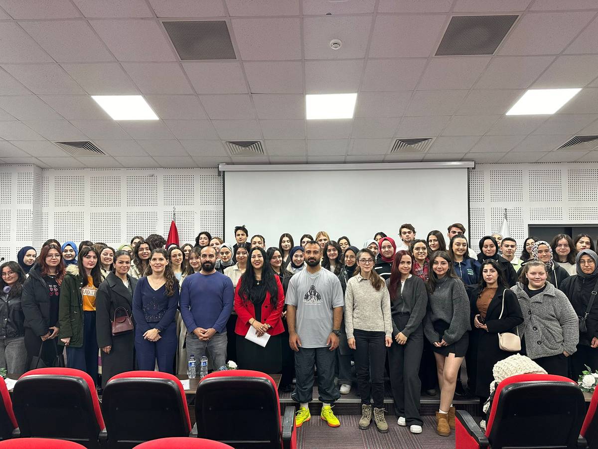 Sağlıklı Yaşam ve Wellness Topluluğu ile Sağlıklı Beslenme Topluluk Öğrencilerinden Hormonların Vücut Geliştirme ve Sedanter Bireyler Üzerine Etkisi Adlı Konferans