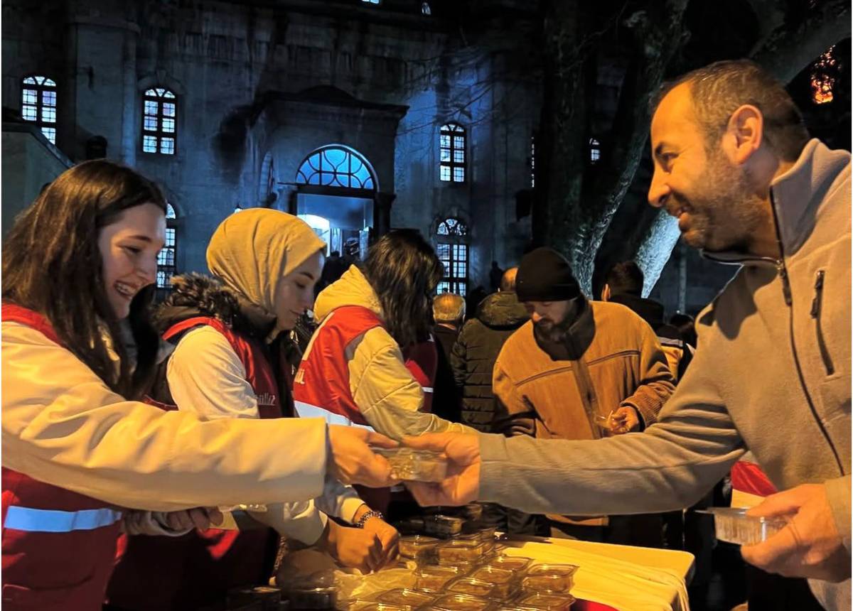 Genç Kızılay Topluluk Öğrencilerinden Regaip Kandiline Özel Helva İkramı