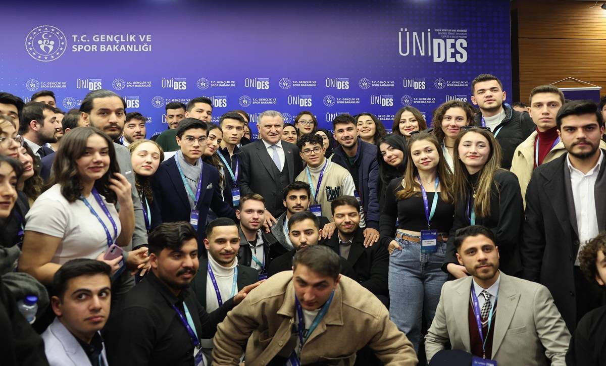 ÜNİDES Projesi Desteklenmeye Hak Kazanan Medikal Kurtarma Topluluk Başkanı Emir Can GÜL 2.Dönem Öğrenci Topluluk Temsilcileri Buluşmasına katılım sağladı.