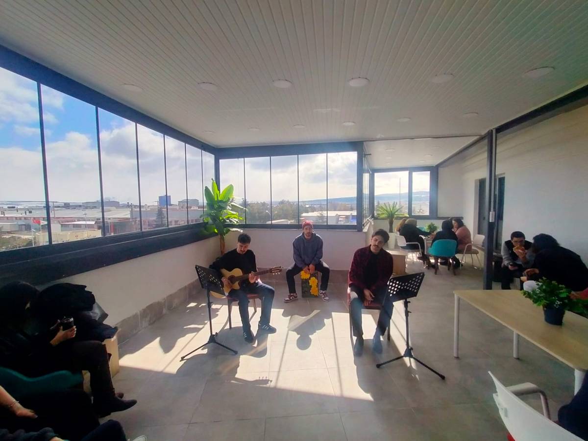 Diş Hekimliği Fakültesinde Akustik Perşembe Dinleti Etkinliği Gerçekleşti