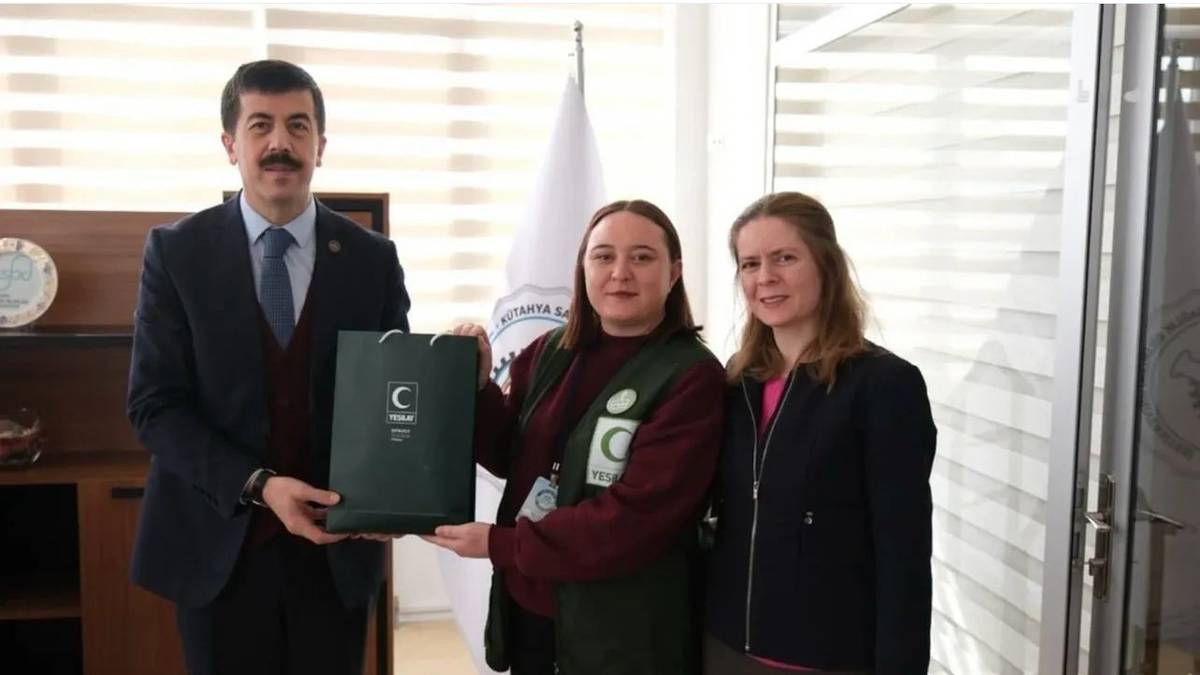 Genç Yeşilay Topluluğumuz Rektörümüz Prof. Dr. Ahmet Tekin’i Ziyaret Etti