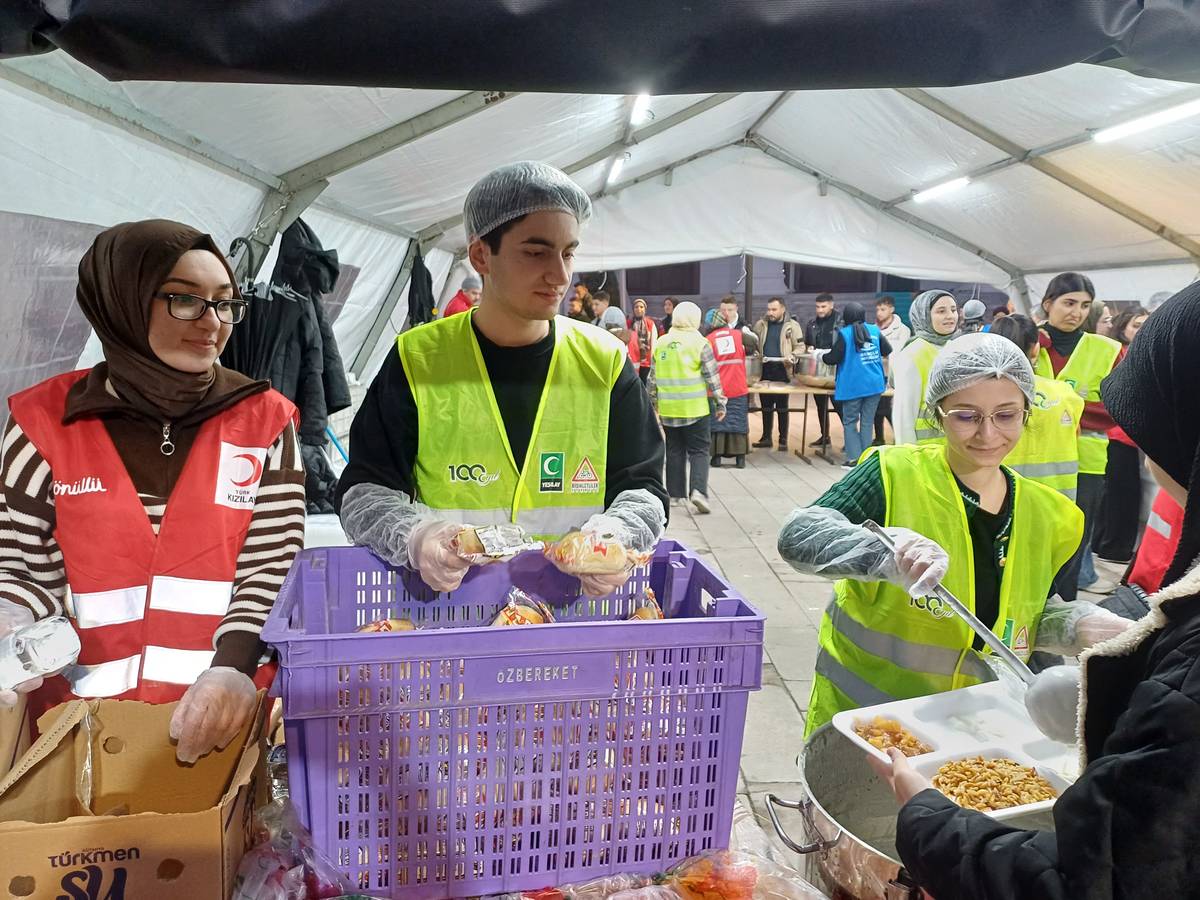 Üniversitemiz Toplulukları Genç Kızılay ve Genç Yeşilaydan İftar Dağıtımı