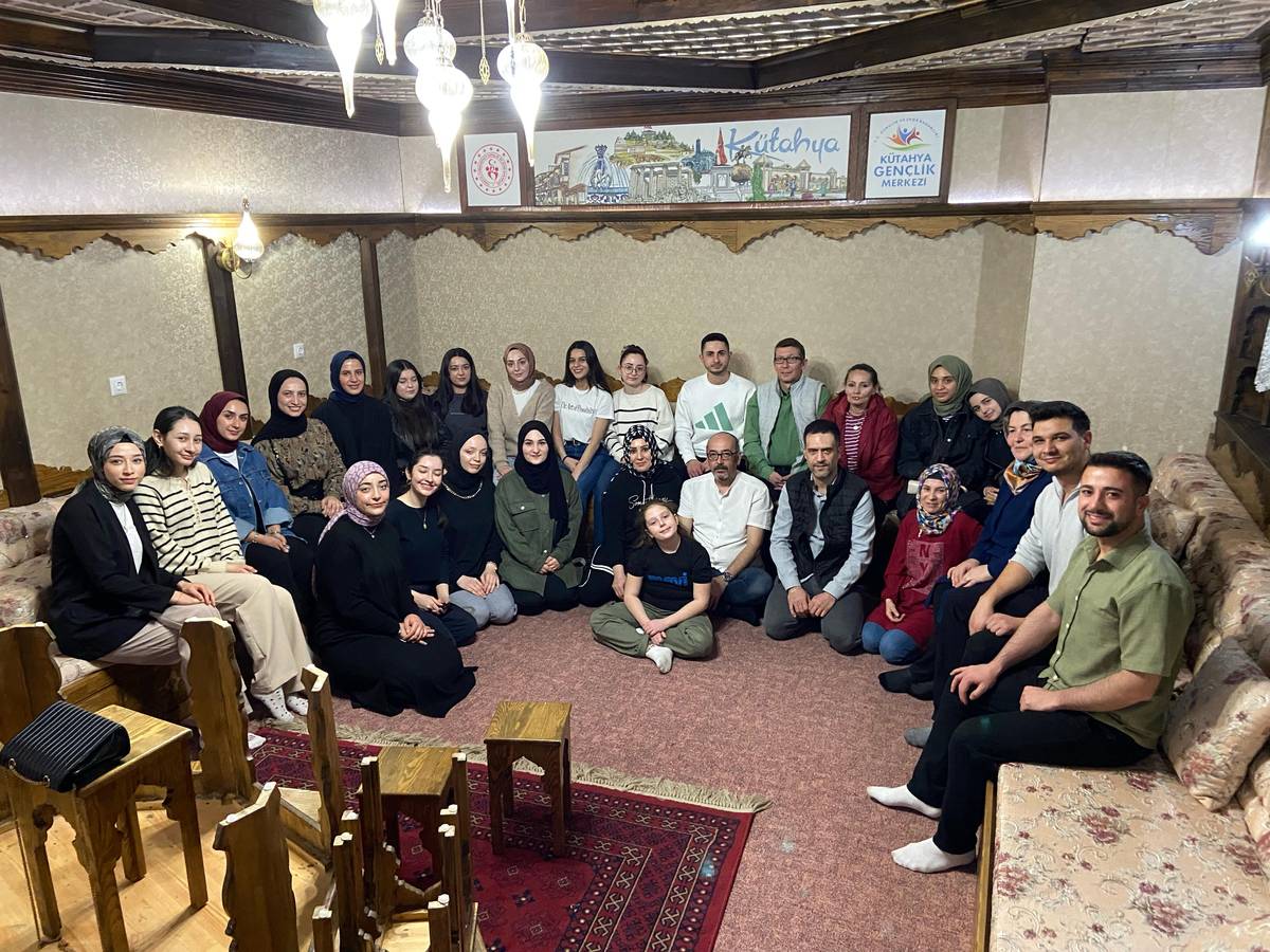 Üniversitemiz MS Farkındalık Topluluğu ve Kütahya MS ve Epilepsi ile Yaşam Derneği, MS Hastaları Öğrencilerle Bir Araya Gelerek Keyifli Dakikalar Geçirdi