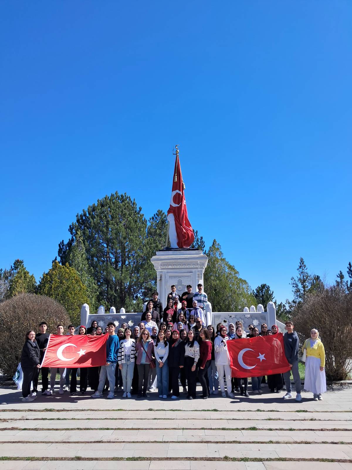 Üniversitemiz Genç Yeşilay Topluluğundan Dumlupınar Şehitliği’ne Ziyaret