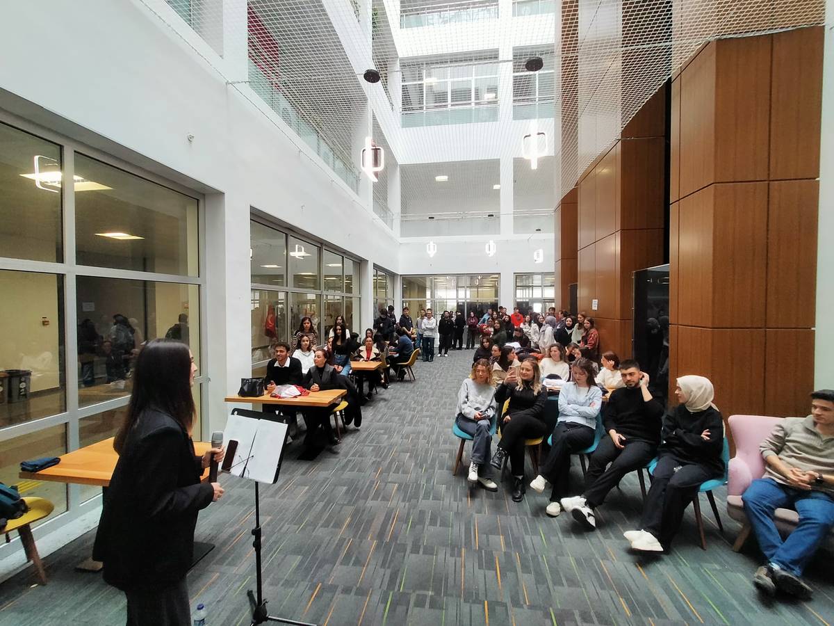 Üniversitemiz Müzik Topluluğu Öğrencilerinden Akustik Perşembe Etkinliğinde 18 Mart Çanakkale Anıldı