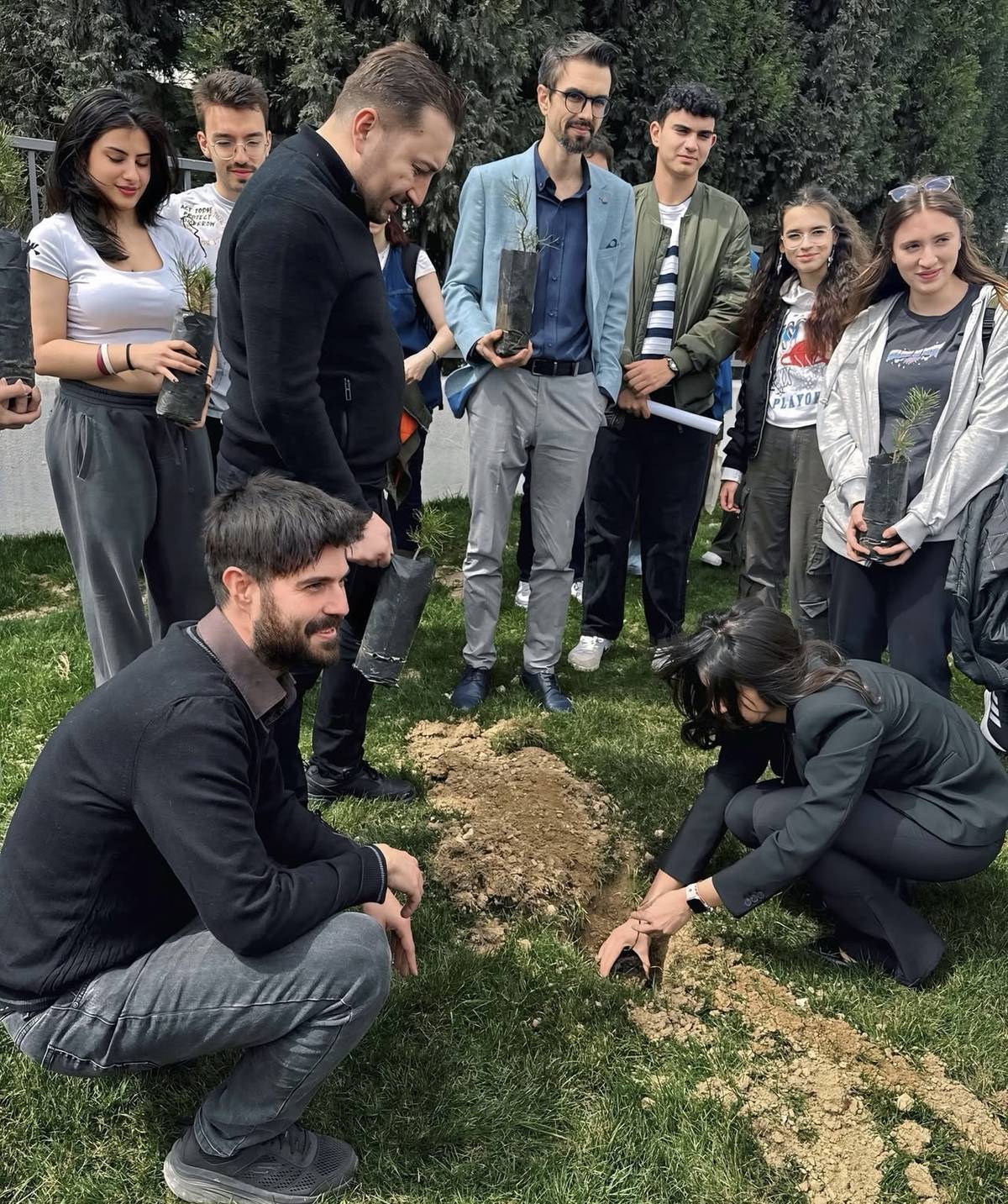 Üniversitemiz Geleceğin Diş Hekimleri Öğrenci Topluluğundan Doğamızı Koruma Etkinliği: Fidan Dikimi