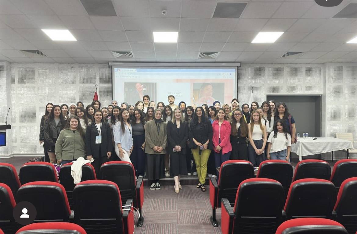 Sağlıklı Beslenme Topluluk Öğrencileri Diyetisyen Ece Sarı Aksoy ile Bir Araya Geldi