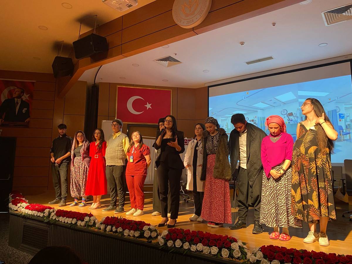 Tiyatro Topluluğundan Kahkaha Dolu Bir Gösteri: “Doktorun Dediği Olur” Sahnelendi