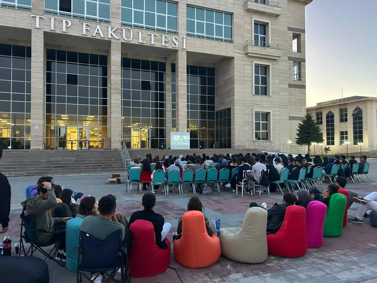 Üniversitemiz Tıp Öğrencileri Birliği’nden Açık Hava Sinema Keyfi