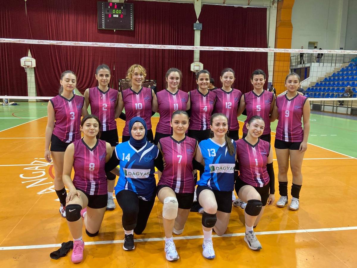 Kütahya Sağlık Bilimleri Üniversitesi kadın ve erkek voleybol takımlarımız, 2025-2026 Ünilig sezonunda sahaya emek, disiplin ve mücadele ruhuyla çıkıyor.