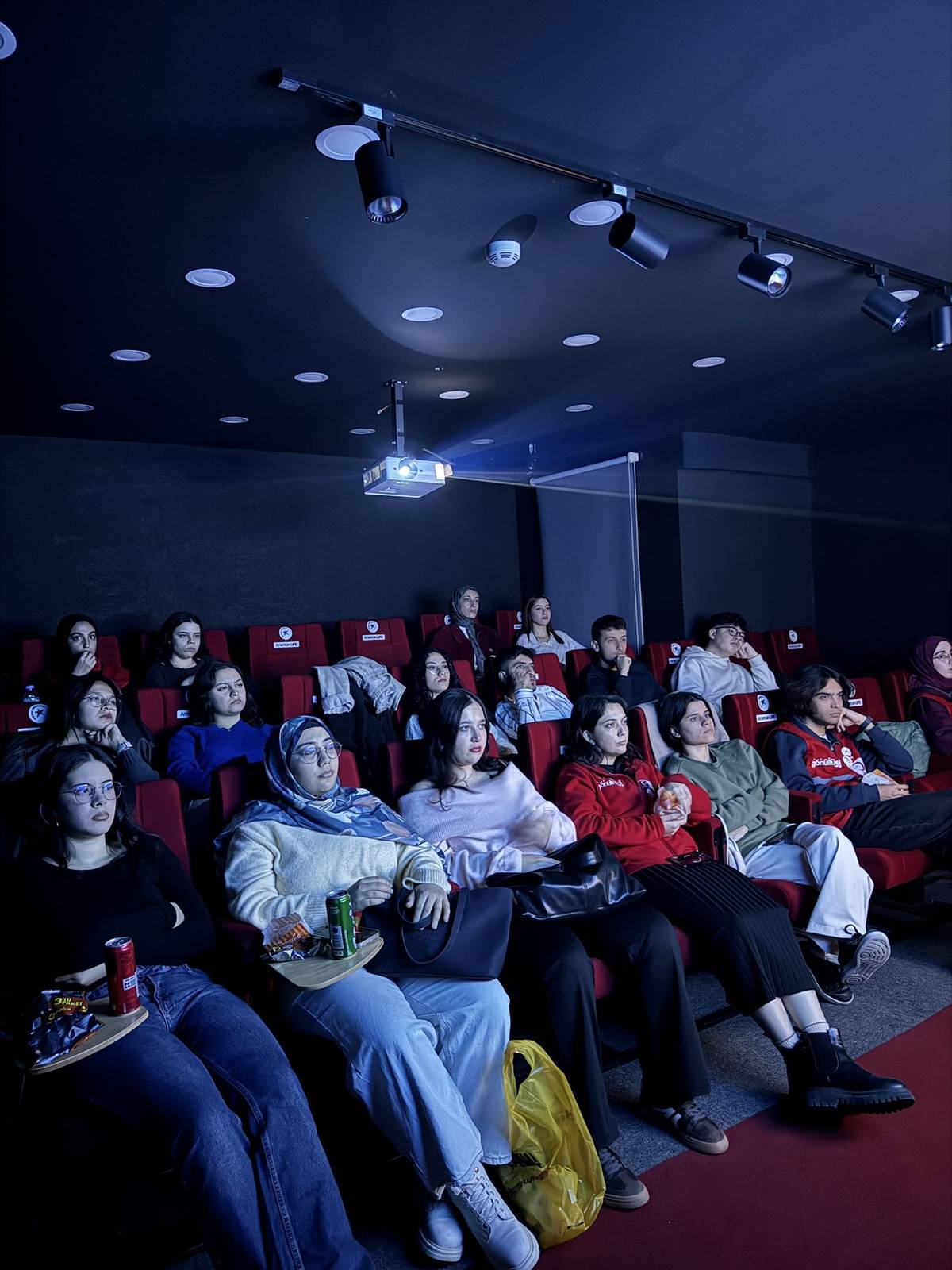 Genç Kızılay’dan Birlik ve Dayanışma Dolu Film Gecesi