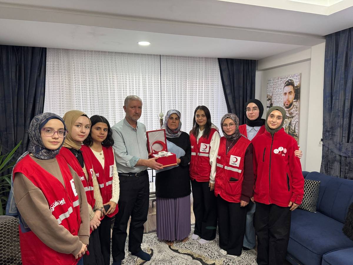 Genç Kızılay’dan Şehit Ailesine Anlamlı Ziyaret